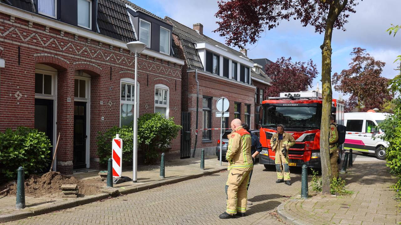 vertraging op A2 na ongeluk • bus flink beschadigd na ongeluk.