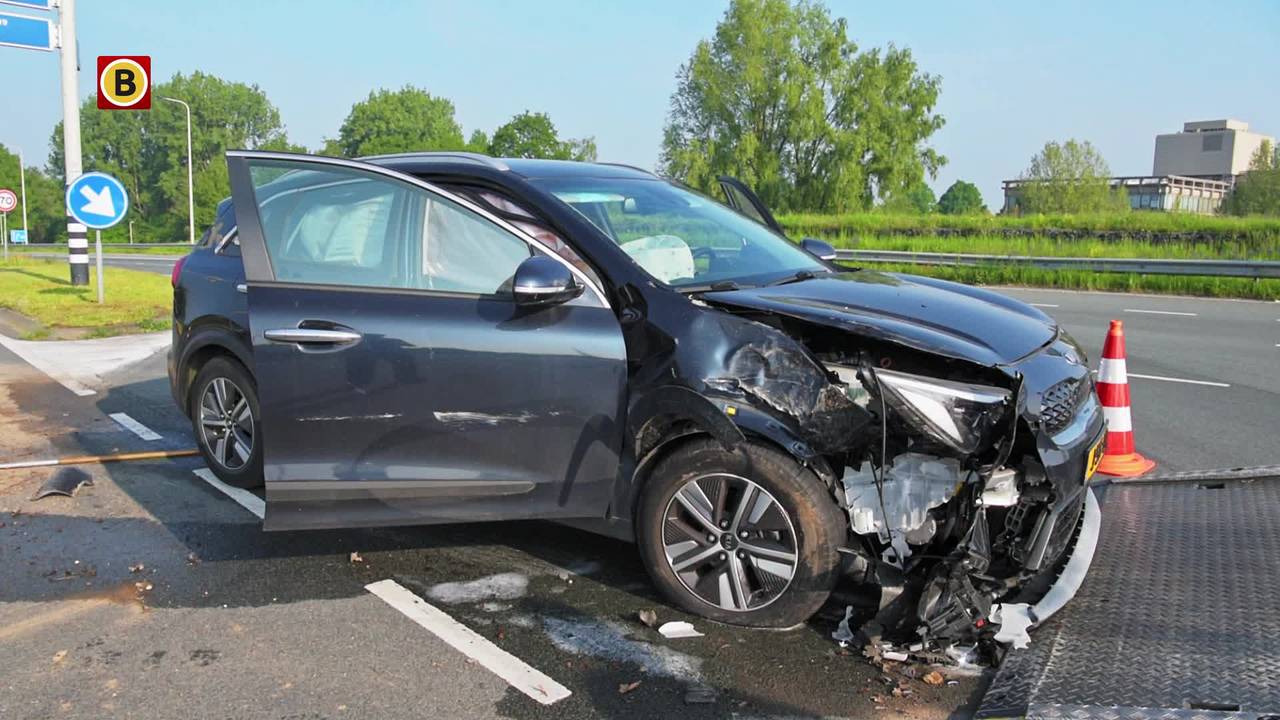file door botsing op A58 • kever vliegt in brand.