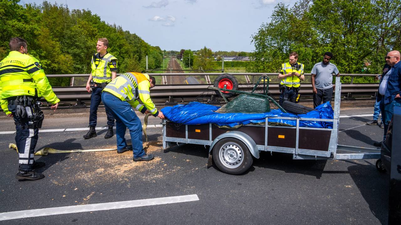 fietsster zwaargewond • botsing motor en fiets.