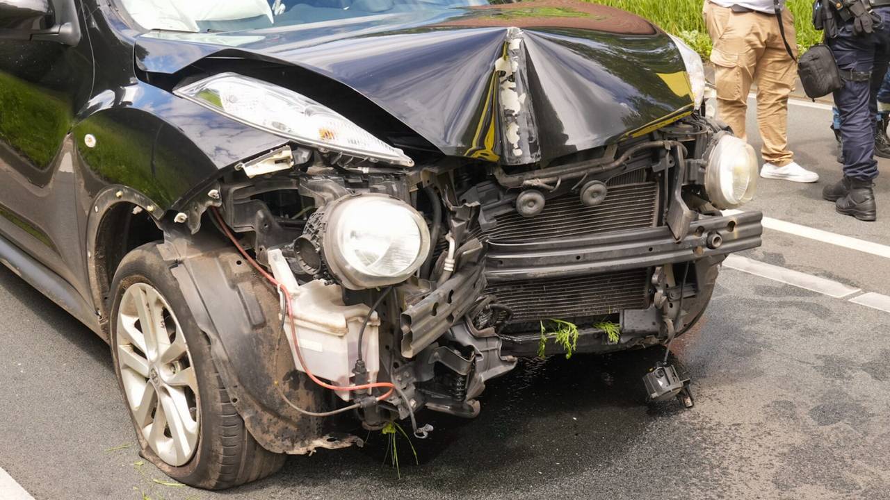 Aanrijding auto en vrachtwagen op N69, bestuurder gaat er vandoor [+foto’s].
