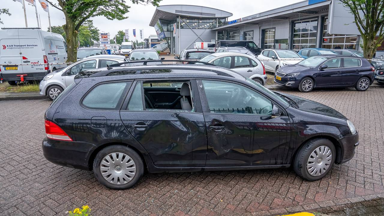 omgewaaide boom in Roosendaal • ongeluk met twee vrachtwagens.
