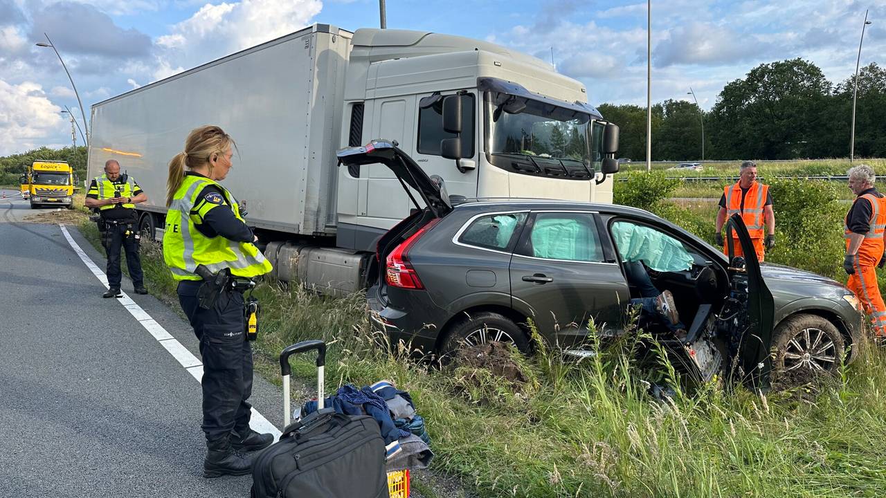 vrachtwagen en auto in berm N2 •aanrijding op het spoor.