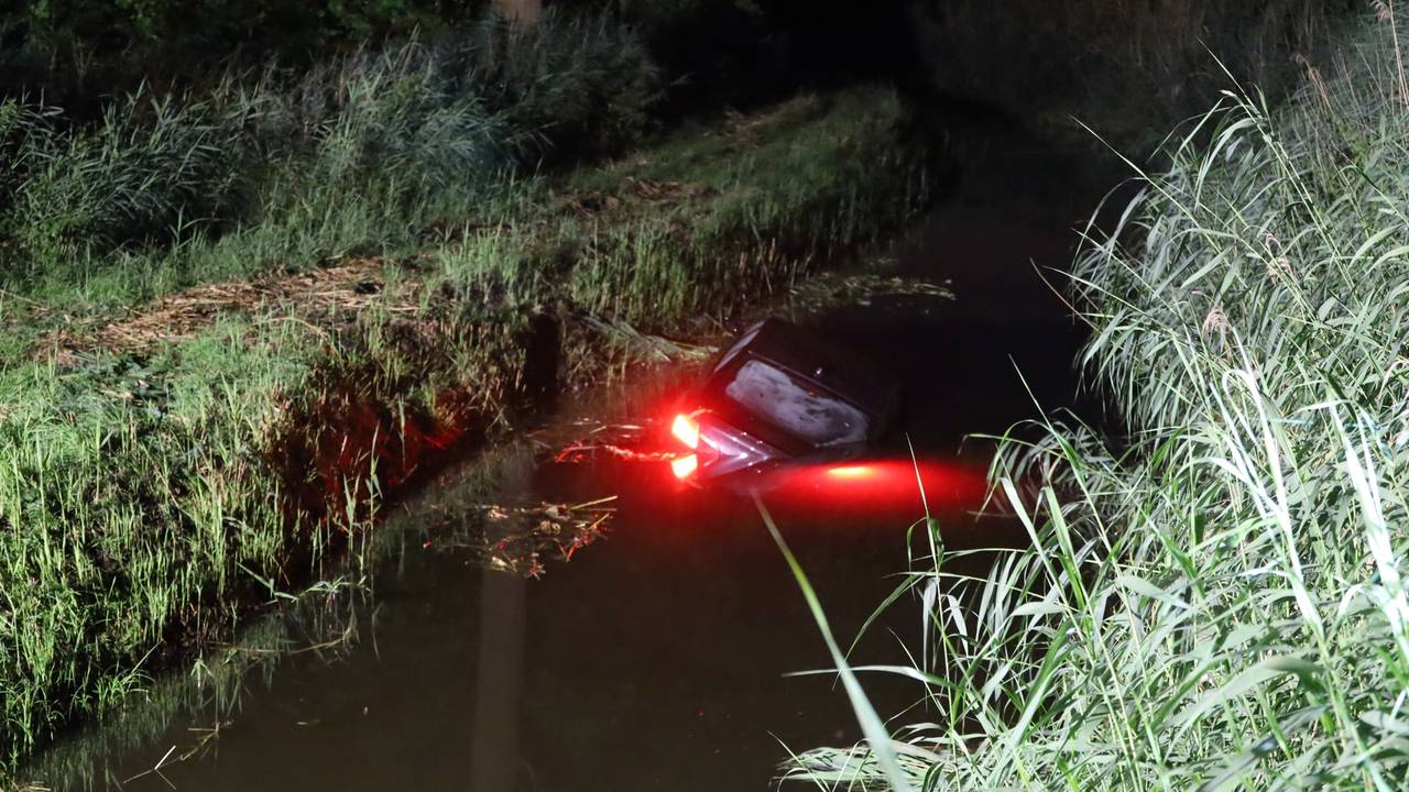 drugshandelaar aangehouden • botsing stadsbus en auto.