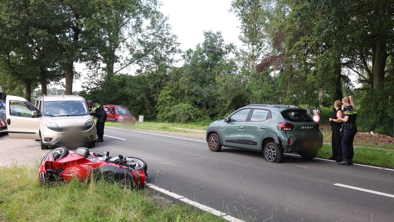 brandweer redt duif • 2 autos in de sloot bij ongeval.