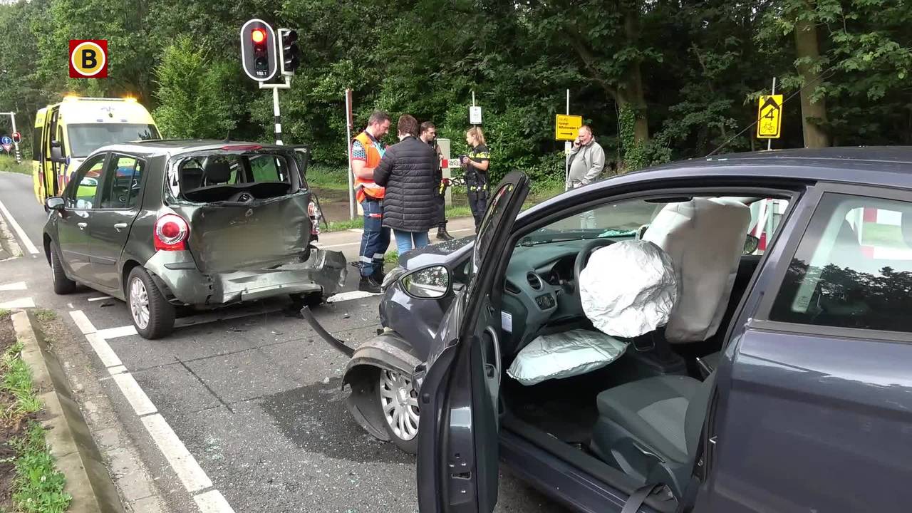 voetganger geschept door bus • man gewond bij ongeluk.