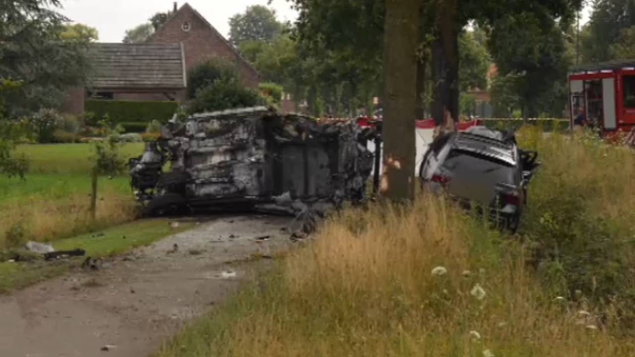houten poort vat vlam • ongeluk op A58.