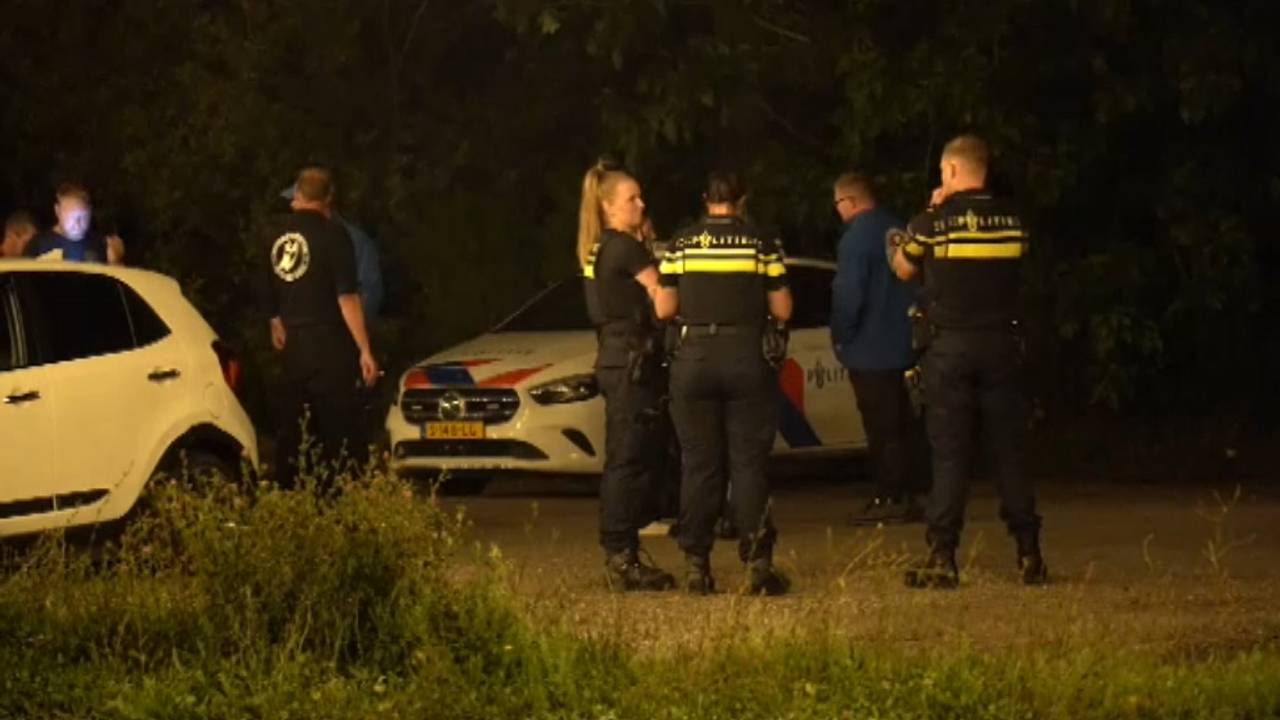 auto botst tegen vangrail • meisje lichtgewond na botsing.