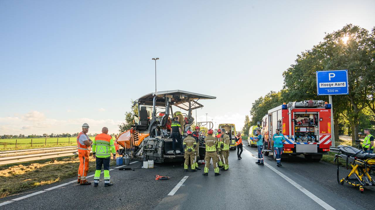 flinke botsing op A2 • auto belandt in greppel langs snelweg.