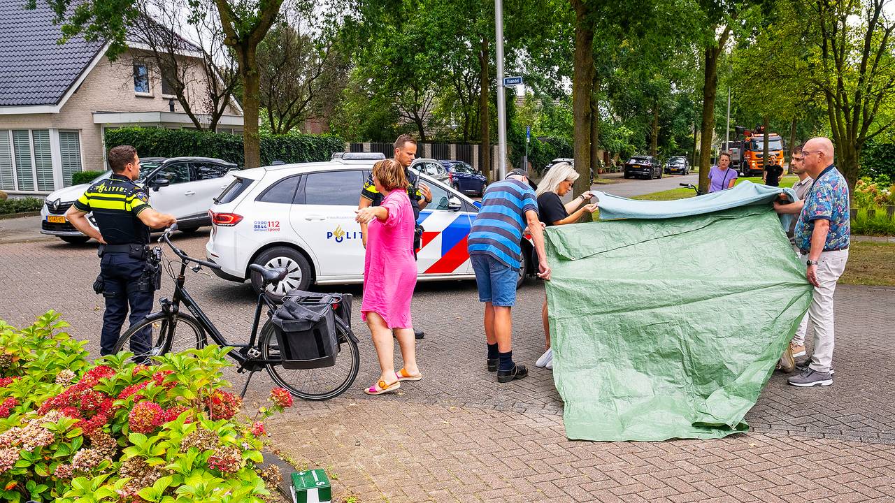 lachgascilinders in berm • gewonde bij frontale botsing.