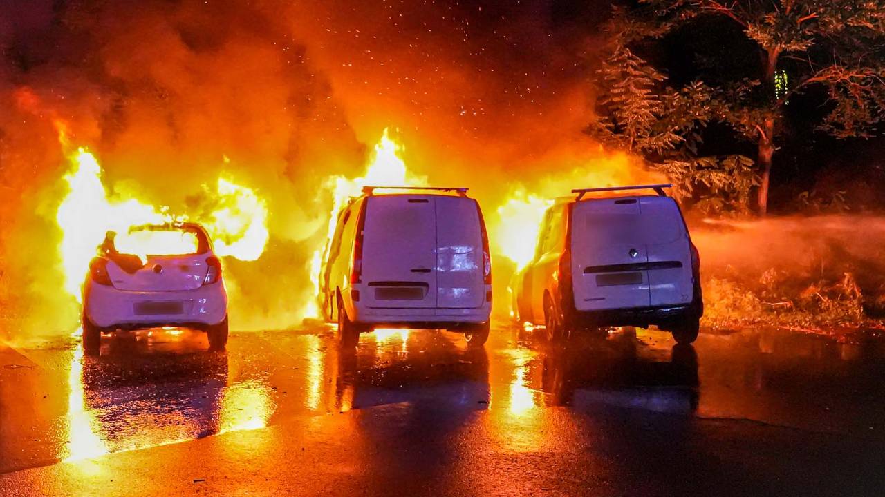 vrachtwagen strandt op N261 • doorrijders na ongeluk Den Bosch.