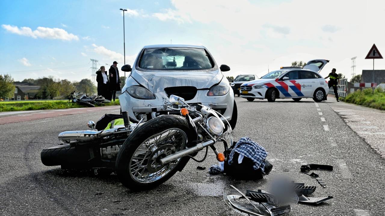e-bike shopper onder auto • motorrijder gewond na aanrijding.