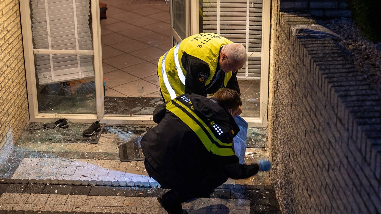 ongeluk tractor Terheijden • mensen in huis waar explosie was.