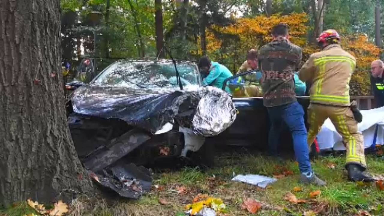 A50 dicht na ongeluk • drie wagens botsen op elkaar.