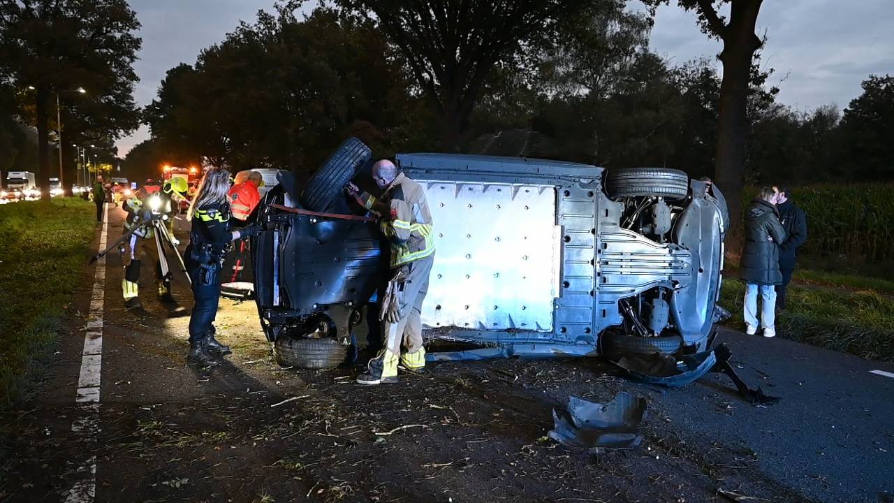 auto botst met motorscooter • fietser aangereden.