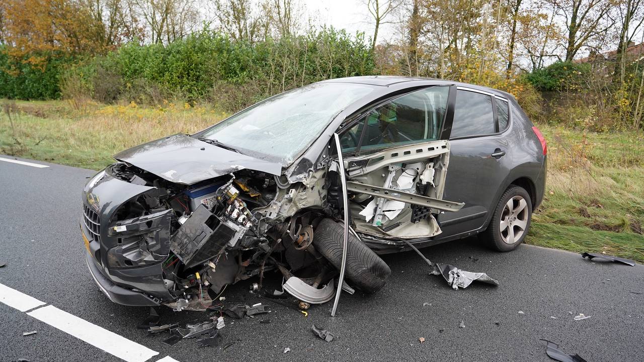 auto botst tegen boom • frontale botsing in Alphen.
