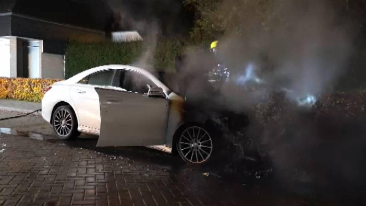 vrouw kantelt met auto • bestuurder gezocht na ongeval.