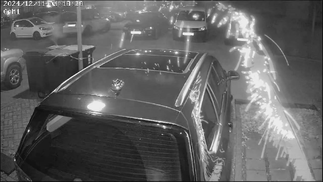 man achtergelaten na ongeluk • auto op de kop in sloot.