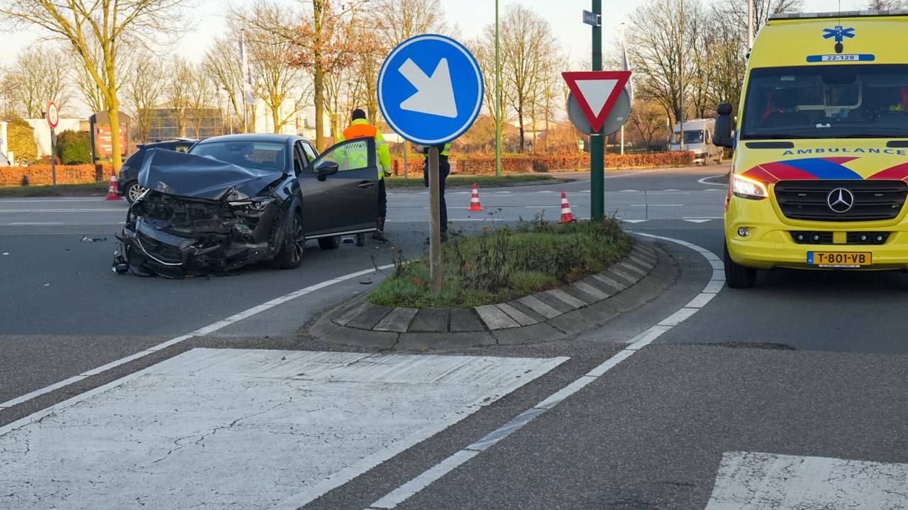 auto vol illegaal vuurwerk • ravage na ongeluk op rotonde.