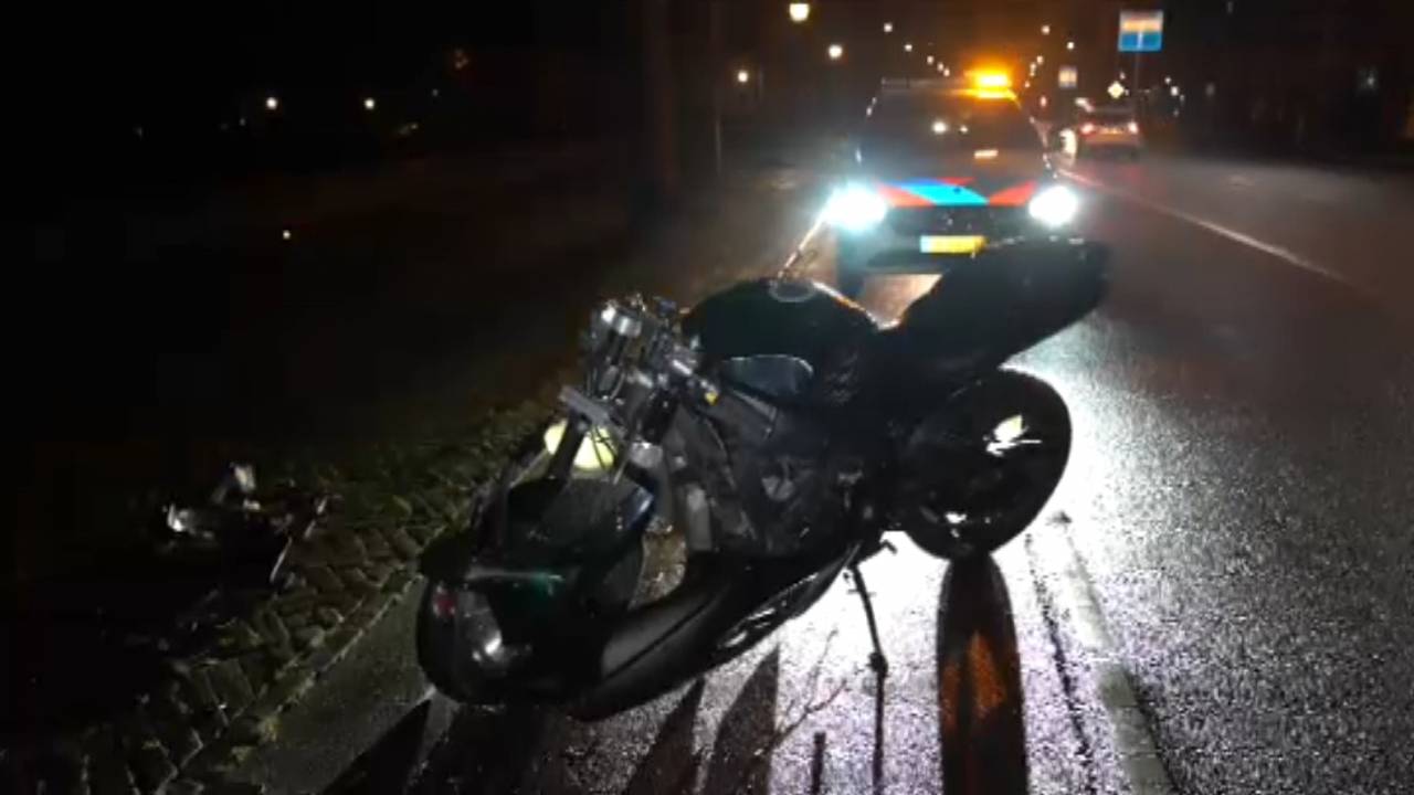meerdere ongelukken door gladheid • motorrijder gevallen.