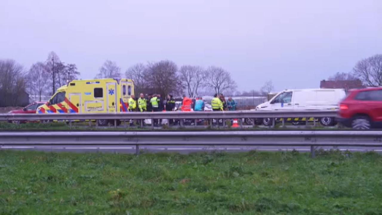illegale spullen • fietser aangereden, scooter rijdt door.