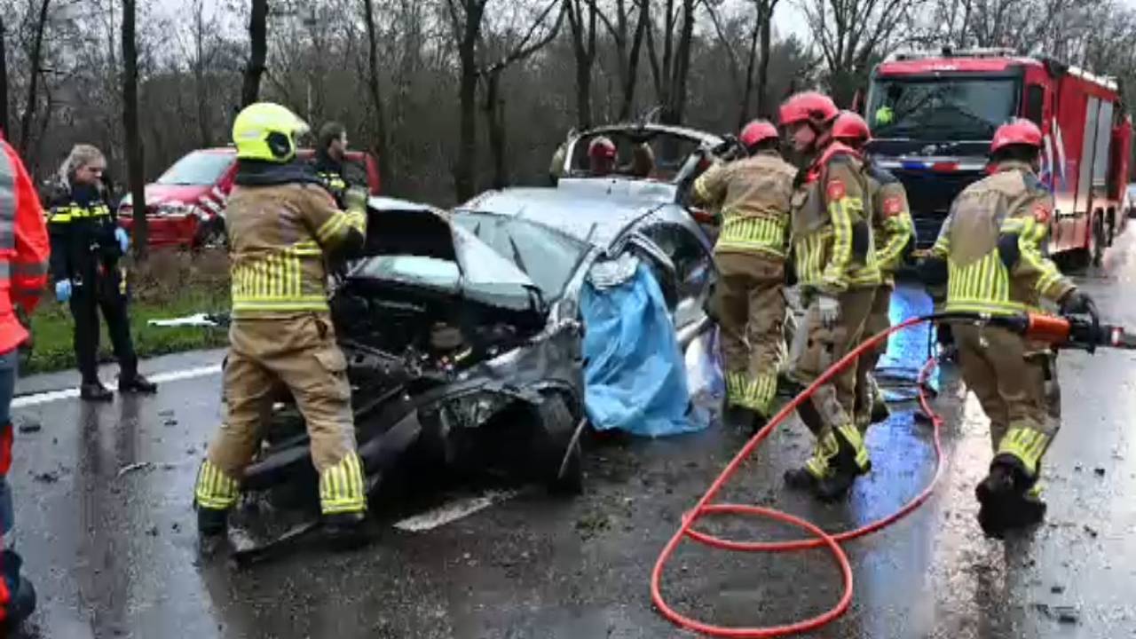 ongeluk met brommobiel • man rijdt lantaarnpaal uit grond.