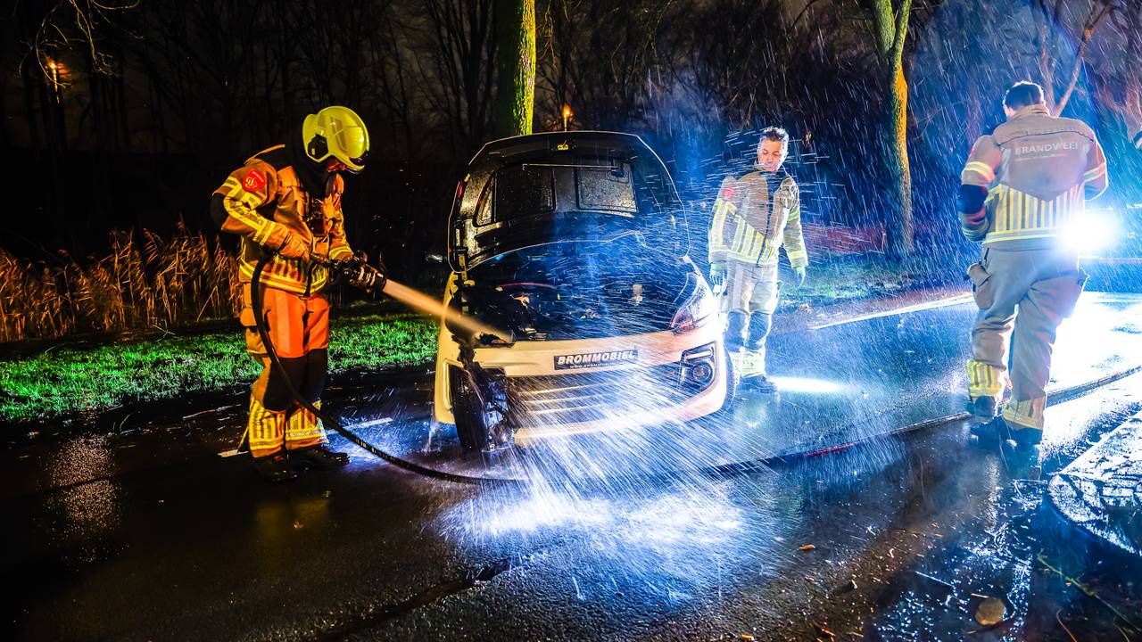 ongeluk met brommobiel • twee autos uitgebrand.