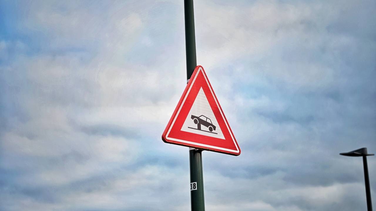 ongeluk met scooter • auto botst tegen omhoog komend paaltje.