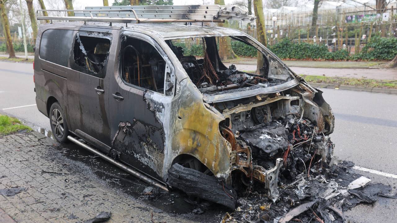 politieauto betrokken bij ongeluk • bestelbus in vlammen op.