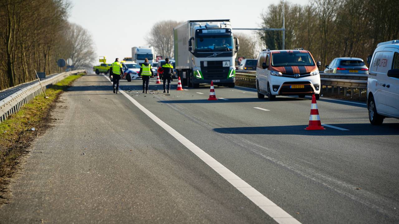 motorrijder zwaargewond na ongeluk • auto op zijn kop.