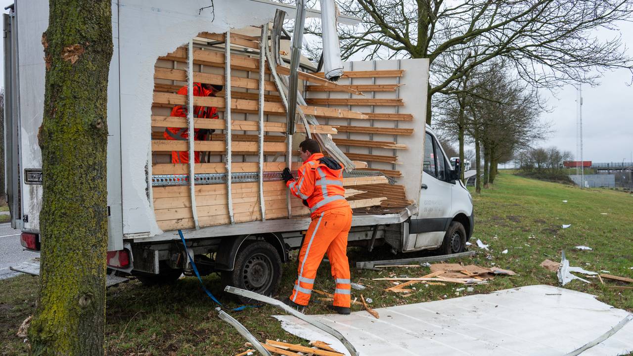 gaslek bij huis • bestelbus na slip gekanteld.