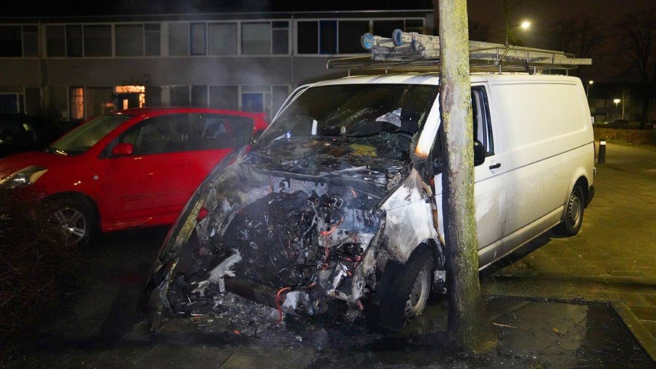ongeluk met vrachtwagens op de A58 • brand gesticht bij deur.