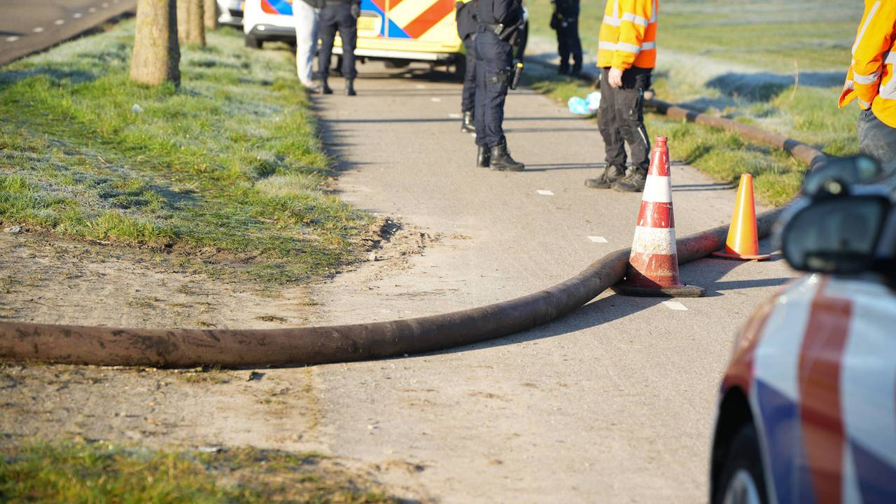 drie autos botsen • fietser gewond na aanrijding.