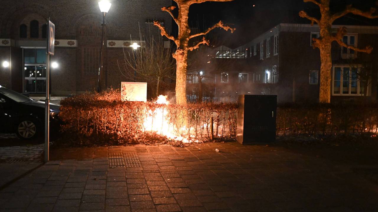 flinke botsing in Deurne • bosjes in brand gestoken.