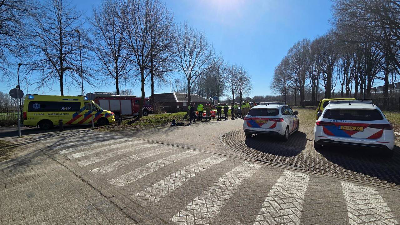 autos verwoest door frontale botsing • rieten dak in brand.