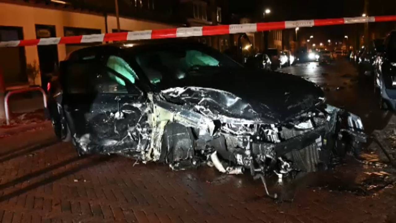 klant van taxi gewond bij botsing • fietser zwaargewond.