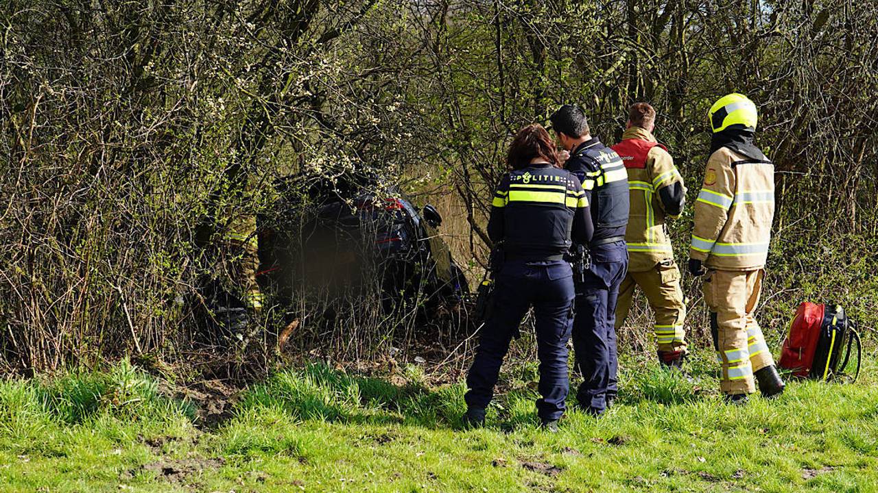 Graafmachine rijdt tegen brug • automobilist weg na ongeluk.