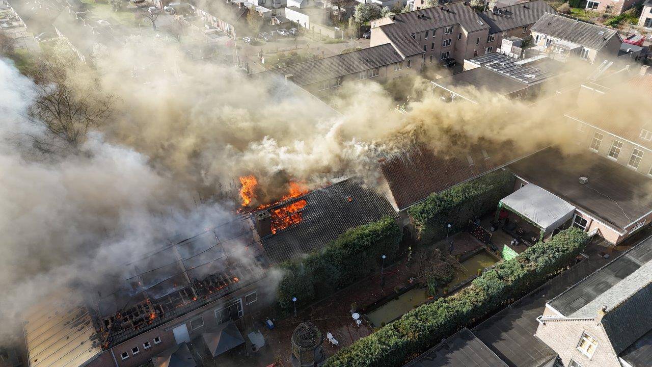 hondje aangereden door trein • brandweer haalt platen van dak.