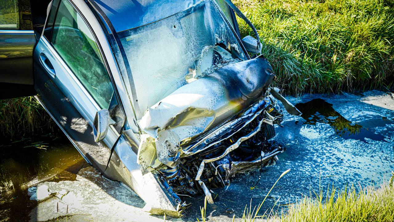 botsing met gezin in auto • fietser overleden na botsing.