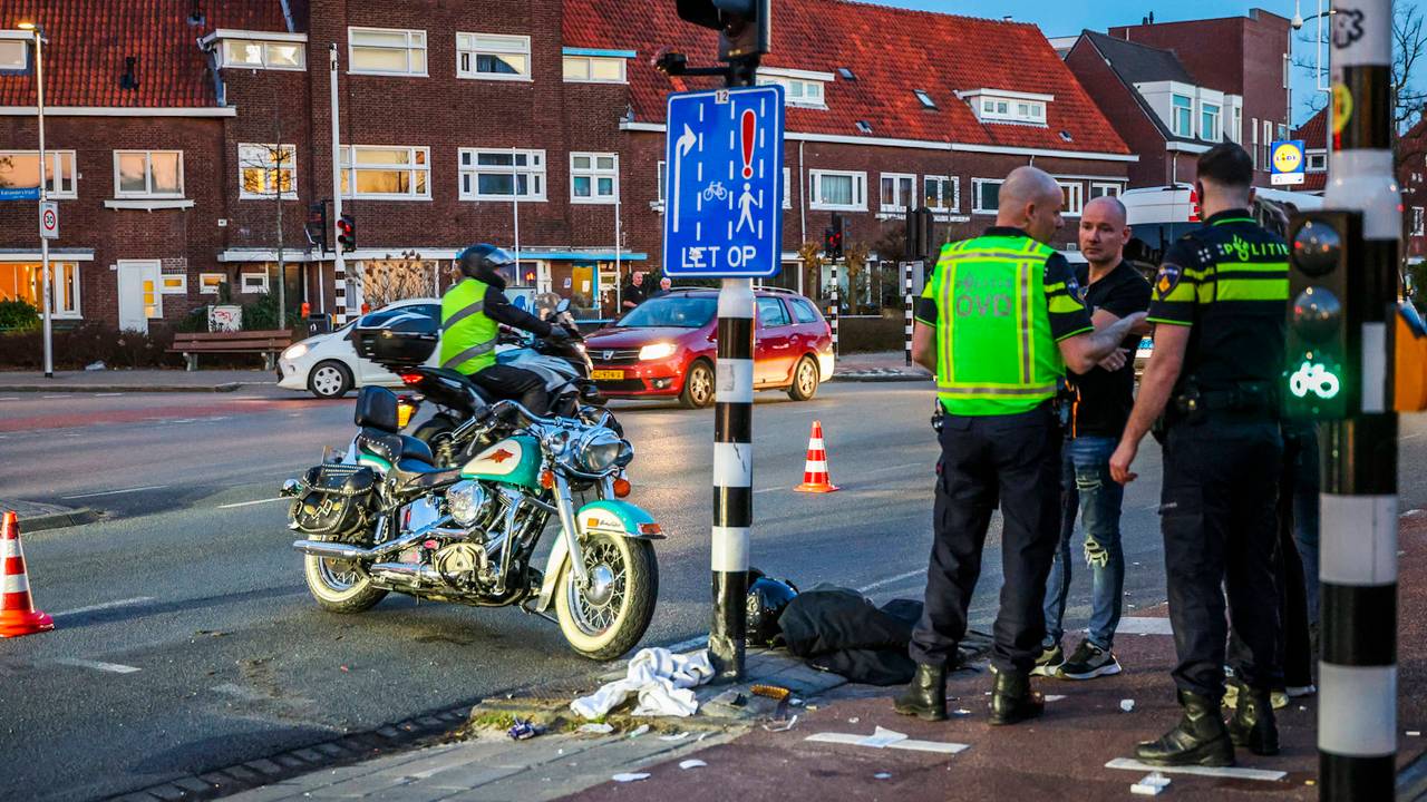 auto vliegt over sloot • ernstig ongeluk met motorrijder.