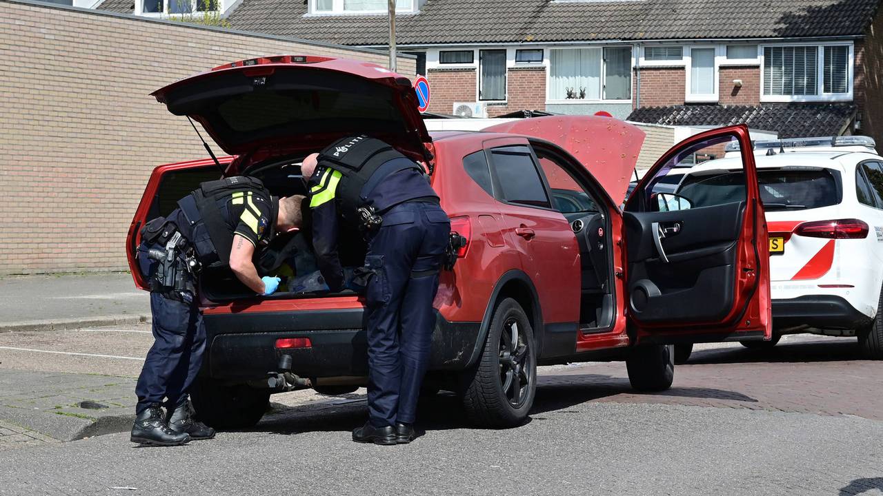 auto vliegt over de kop • huis flink beschadigd na botsing auto.