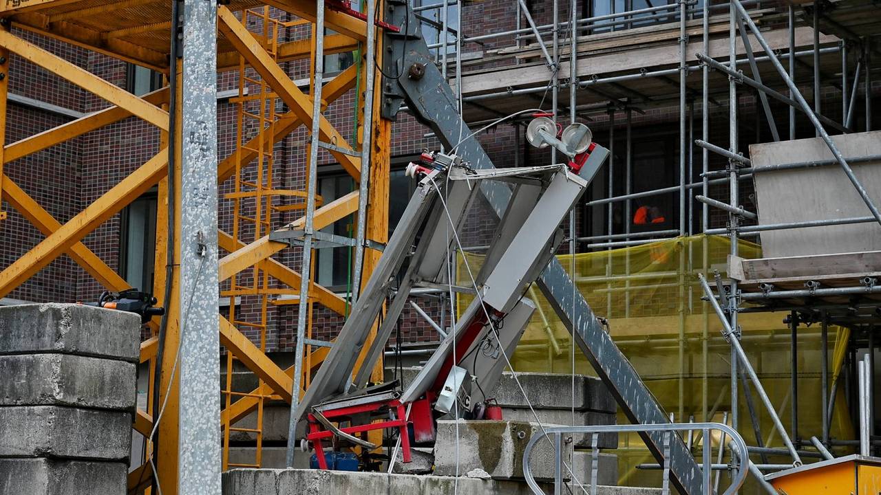 Man die gewond raakte bij liftongeluk nog altijd in het ziekenhuis.