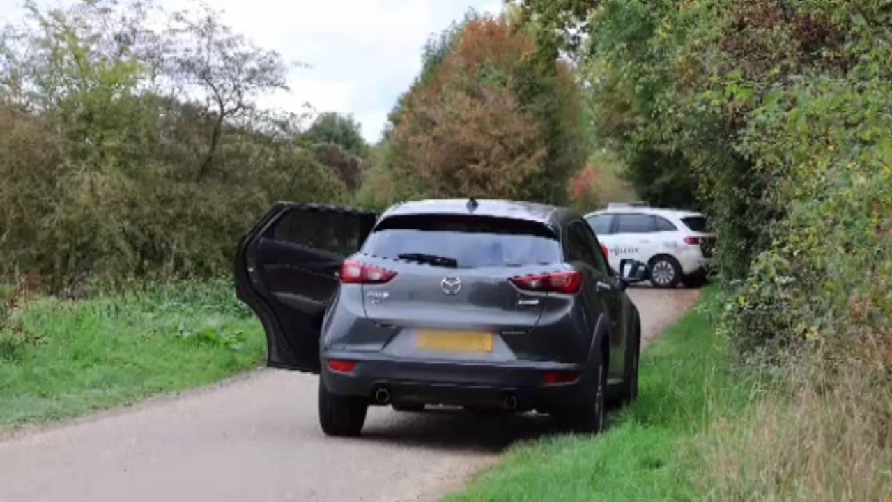 Politie denkt te weten wie dode man in auto is, groot rechercheteam opgezet