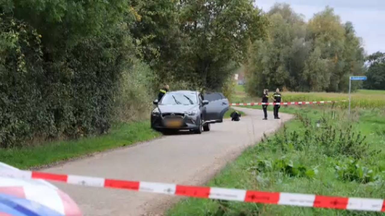 Politie houdt man (42) en zijn dochter (20) aan na vondst dode in auto