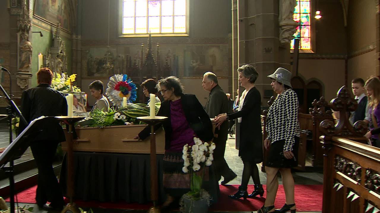 Emotionele uitvaart laatste slachtoffer MH17 Jo de Roo uit Helmond
