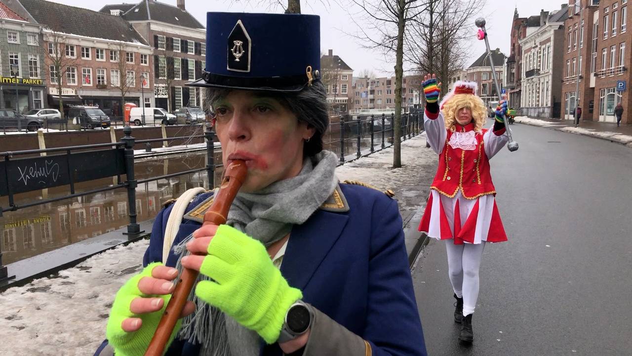 Ondanks corona lopen Bets en Ria gewoon de optocht in het Kielegat. 