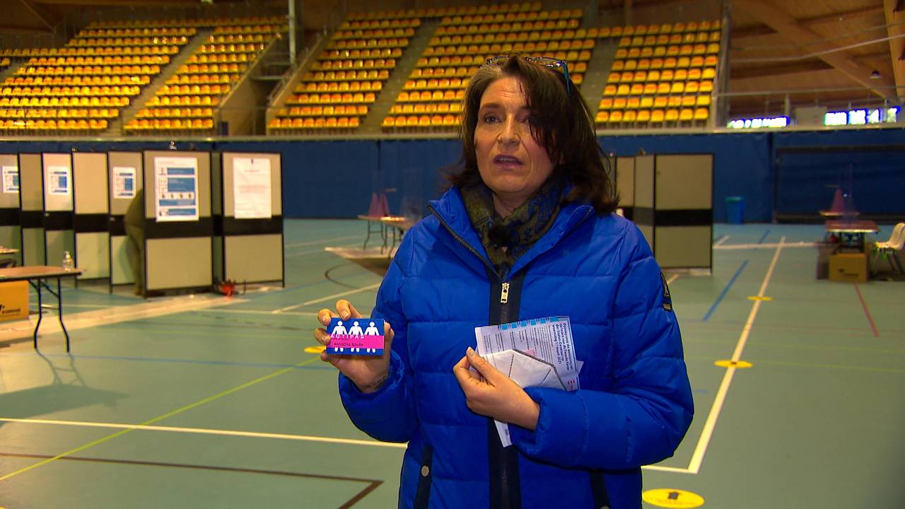 Anouschka zit op 'stressniveau 10' tijdens het stemmen, Autipas helpt haar