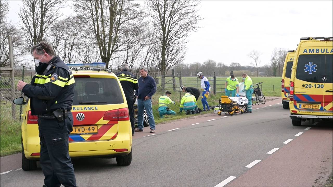 Wielrenners gewond na aanrijding door inhalende automobilist.