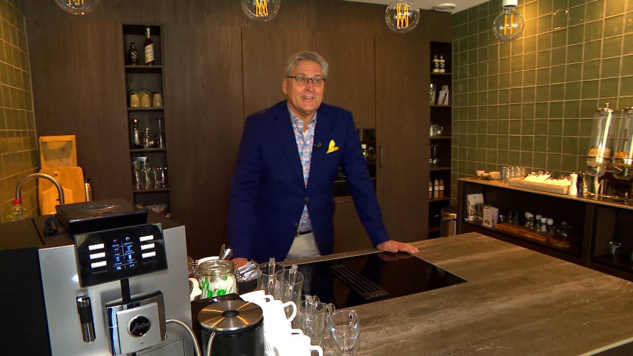Henk Krol geeft een rondleiding in zijn nieuwe B&B 