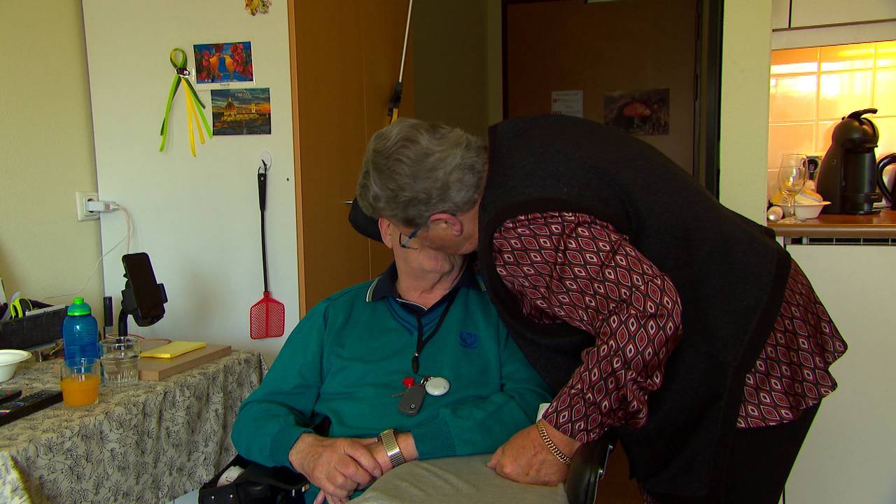 Jan (83) en Nel (81) mogen eindelijk weer knuffelen in het verzorgingshuis