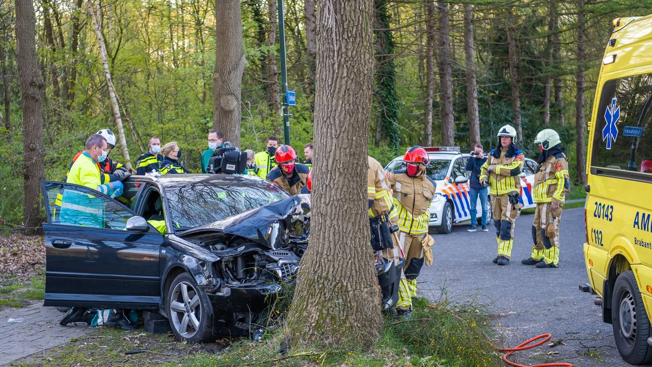 Man zit 4,5 uur zwaargewond in auto na botsing tegen boom.
